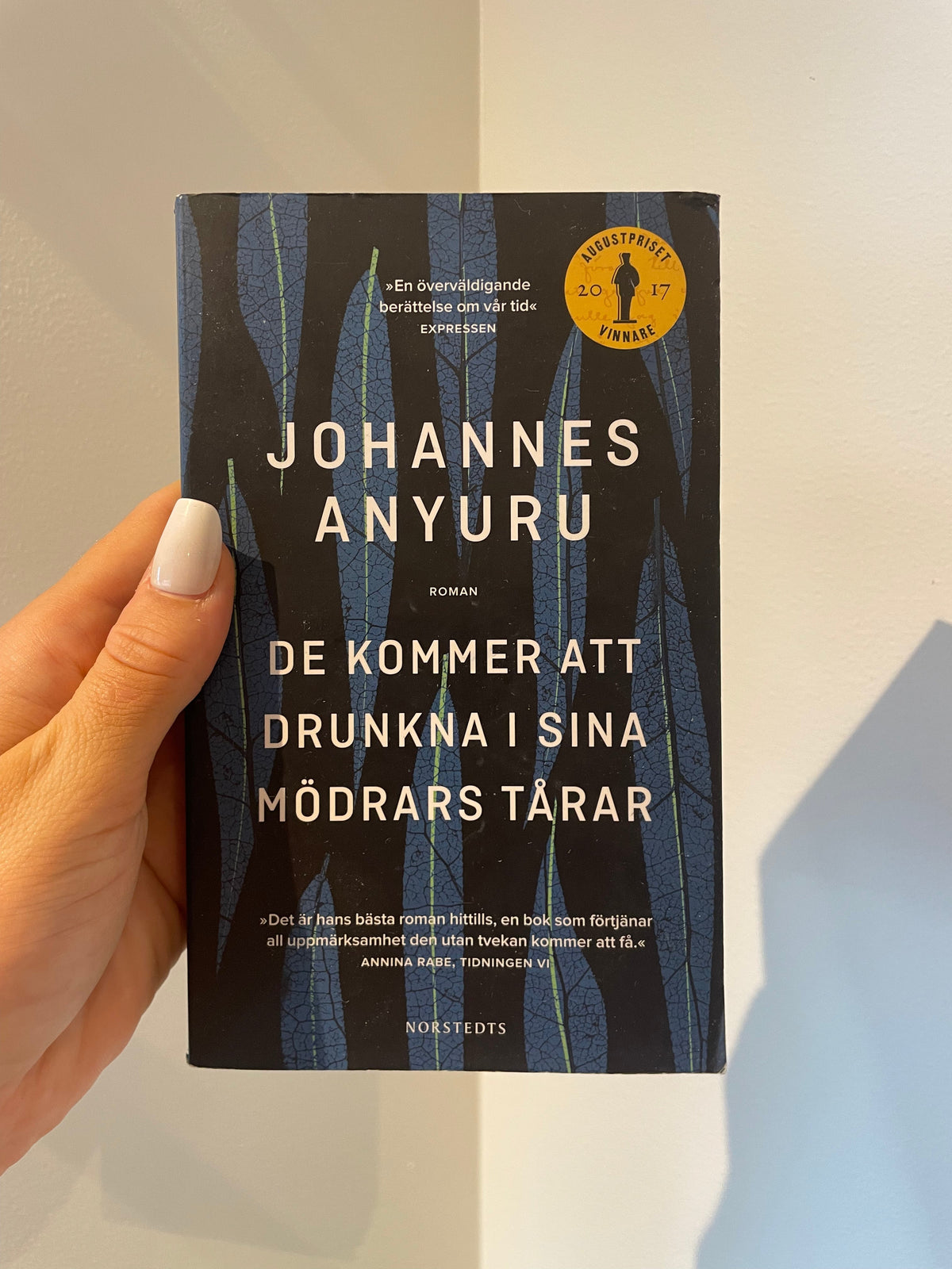 De kommer att drunkna i sina mödrars tårar – framsida