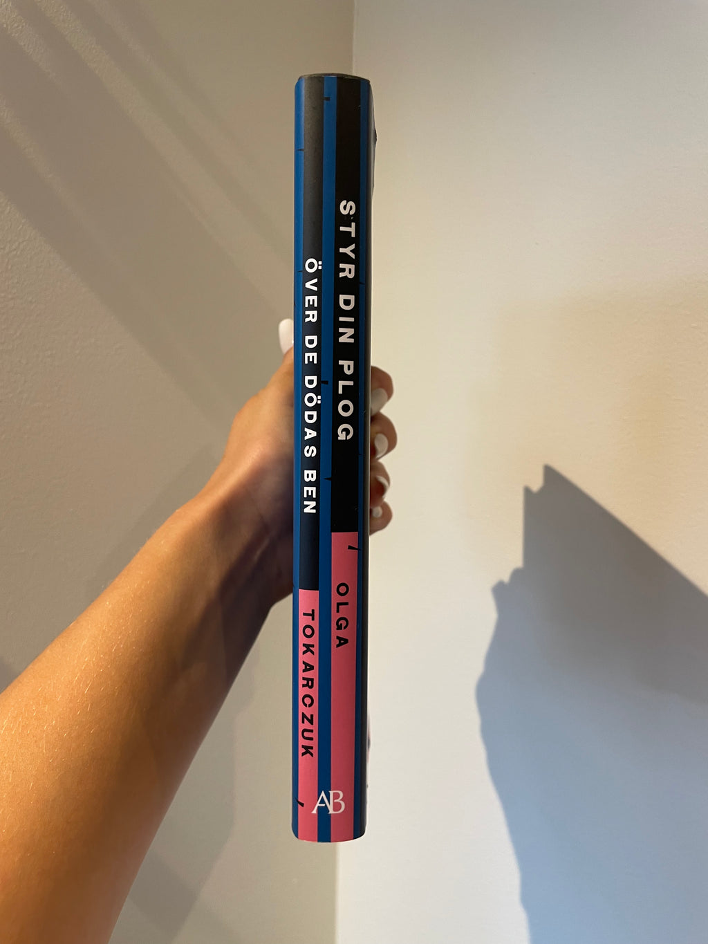 Styr din plog över de dödas ben – rygg
