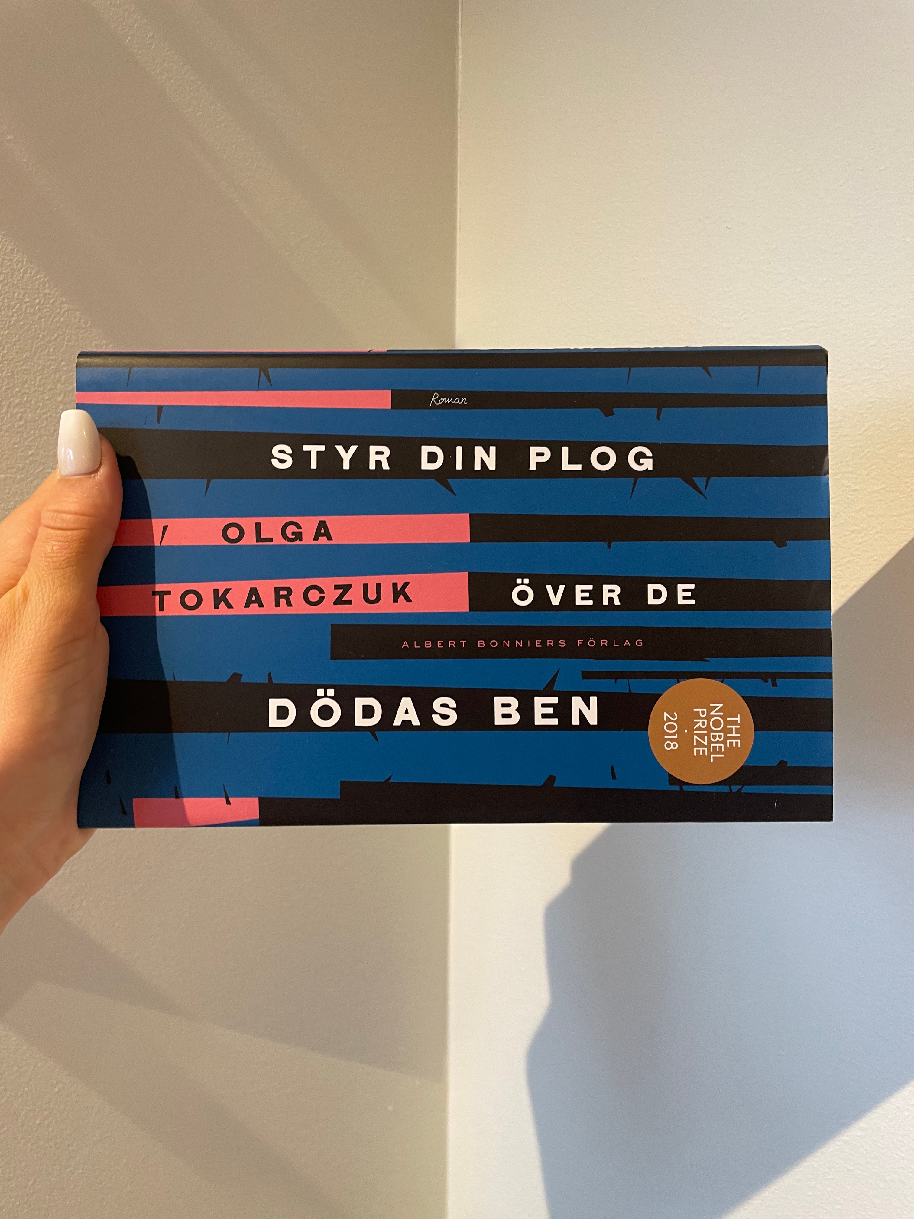 Styr din plog över de dödas ben – detalj