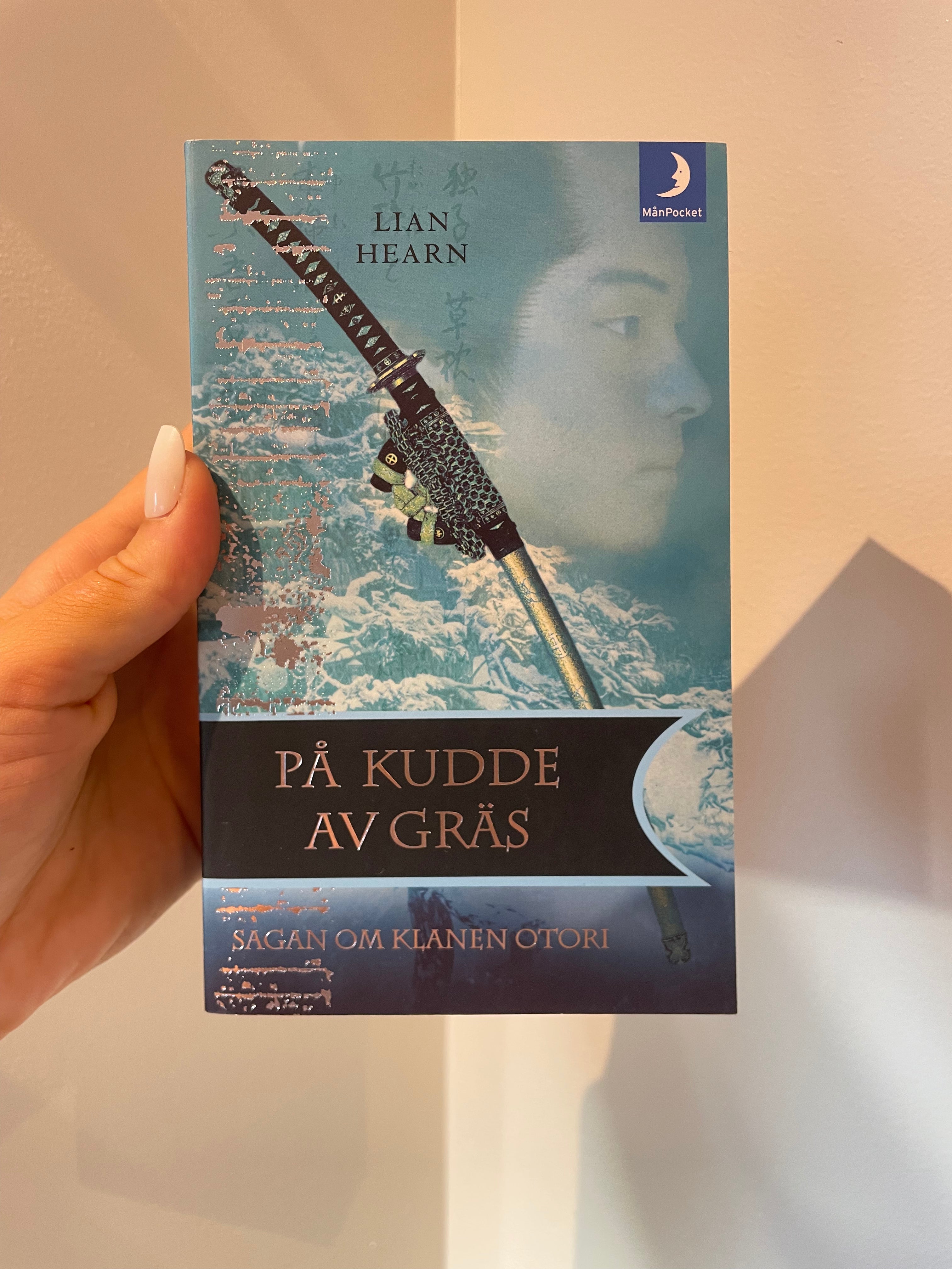 På kudde av gräs – framsida