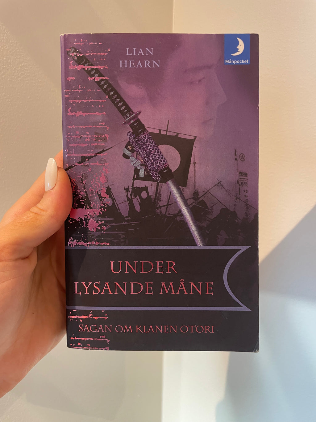 Under lysande måne – framsida