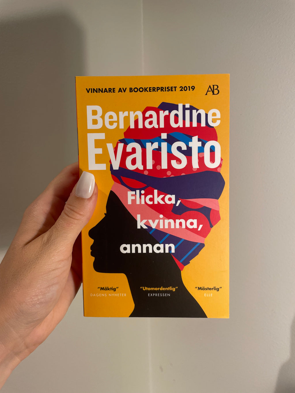 Flicka, kvinna, annan – framsida