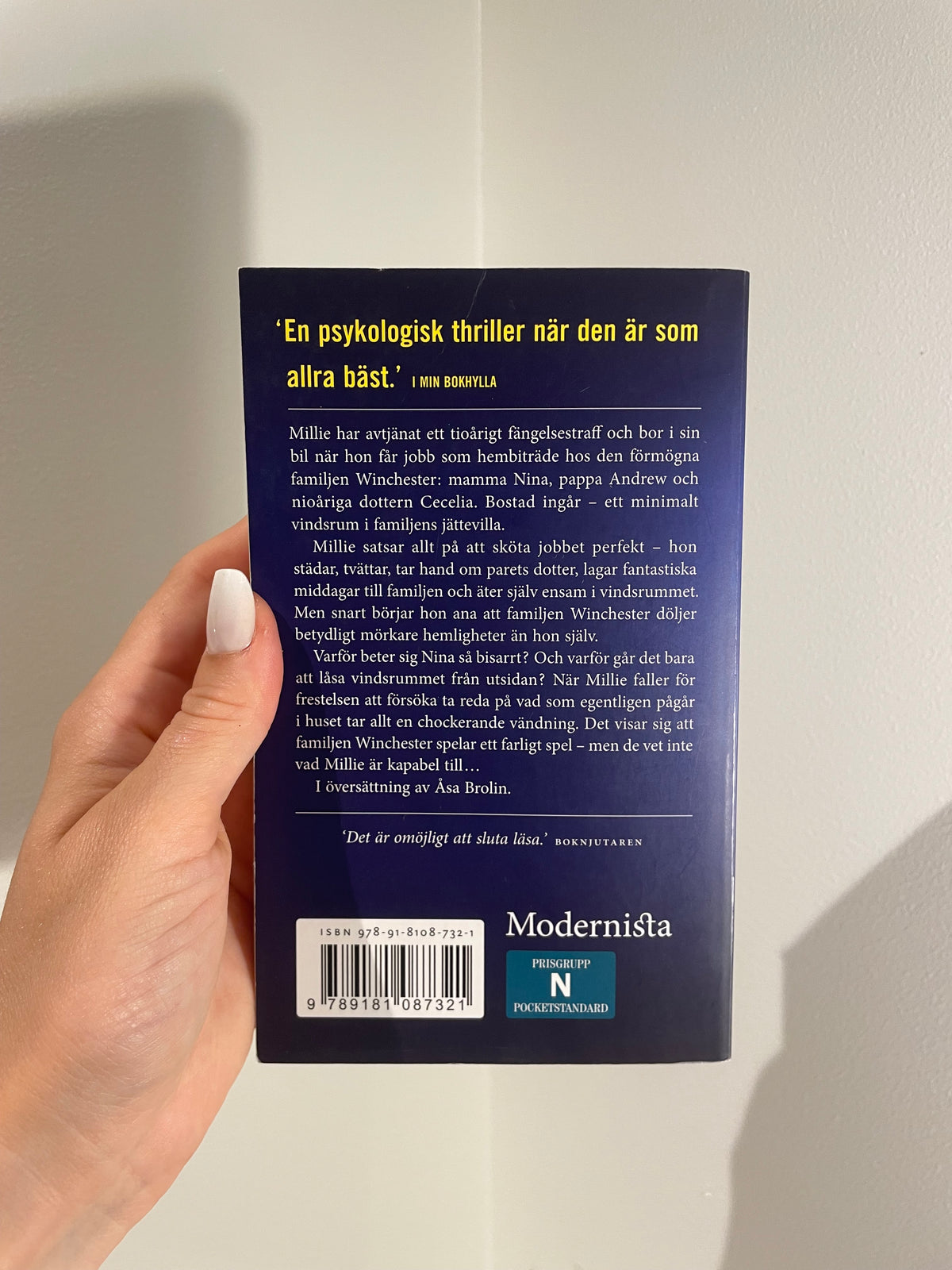 Hembiträdet – baksida