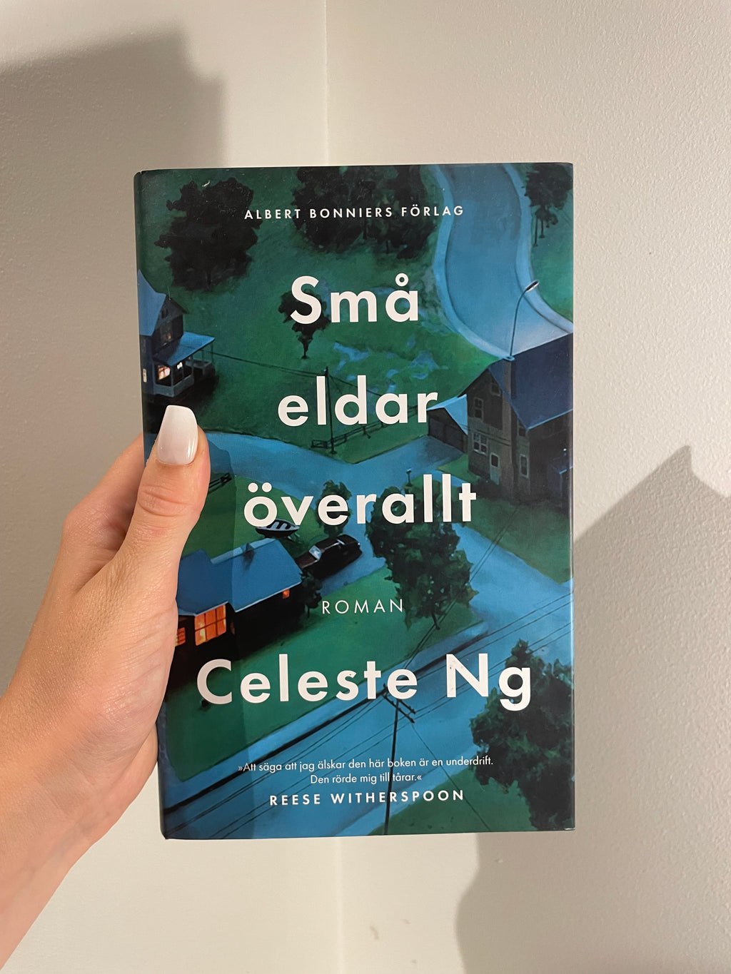 Små eldar överallt – framsida