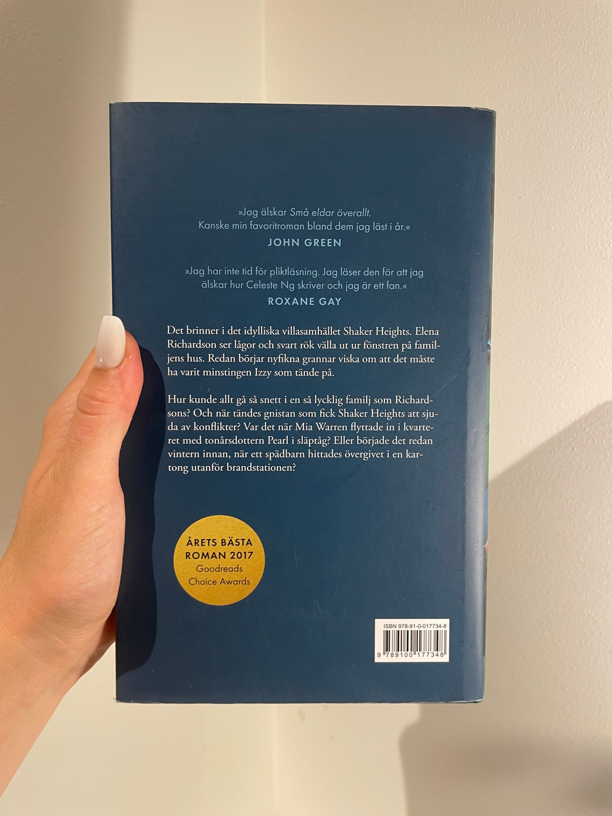 Små eldar överallt – baksida