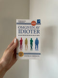 Omgiven av idioter - framsida
