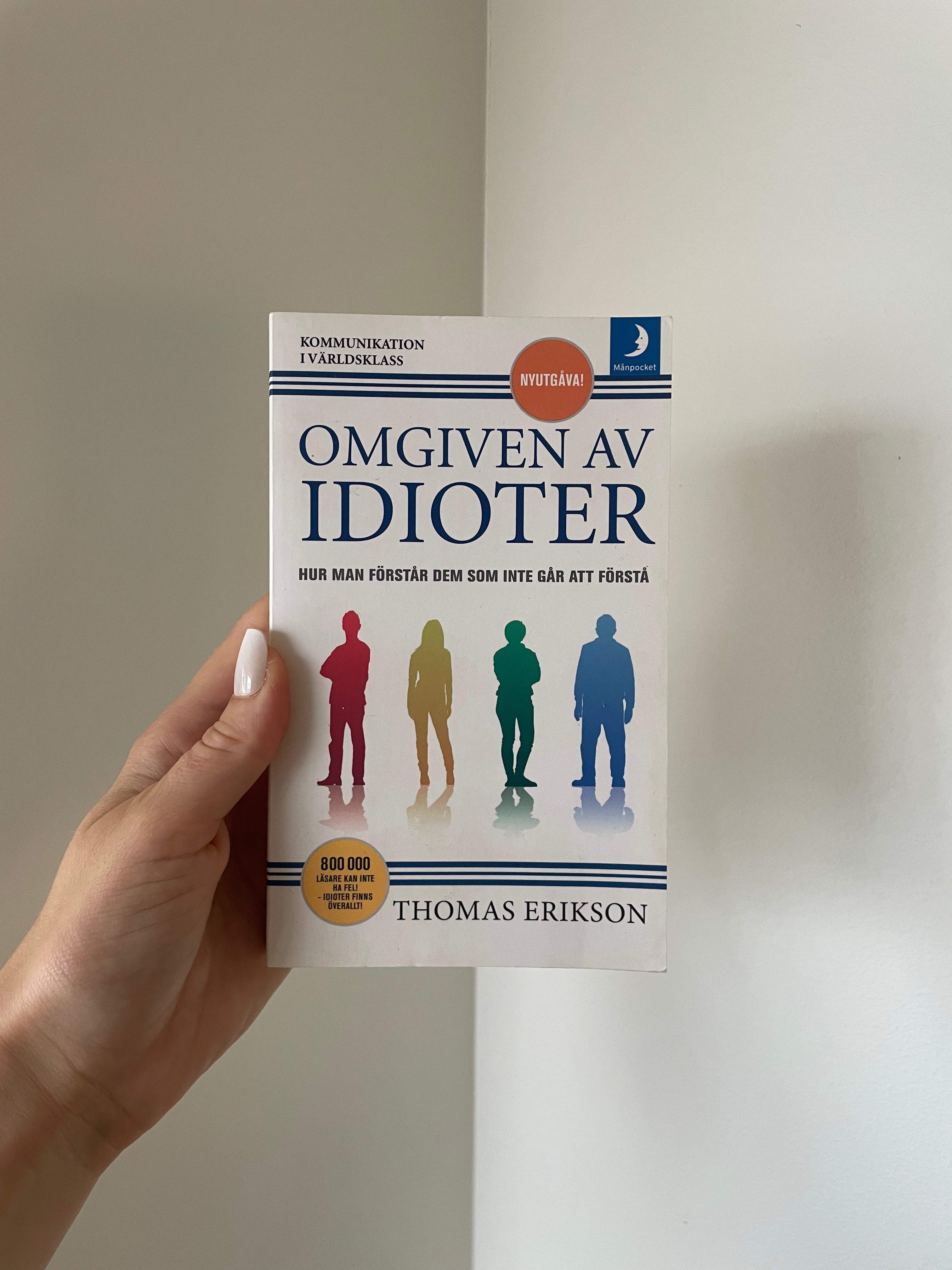 Omgiven av idioter - framsida