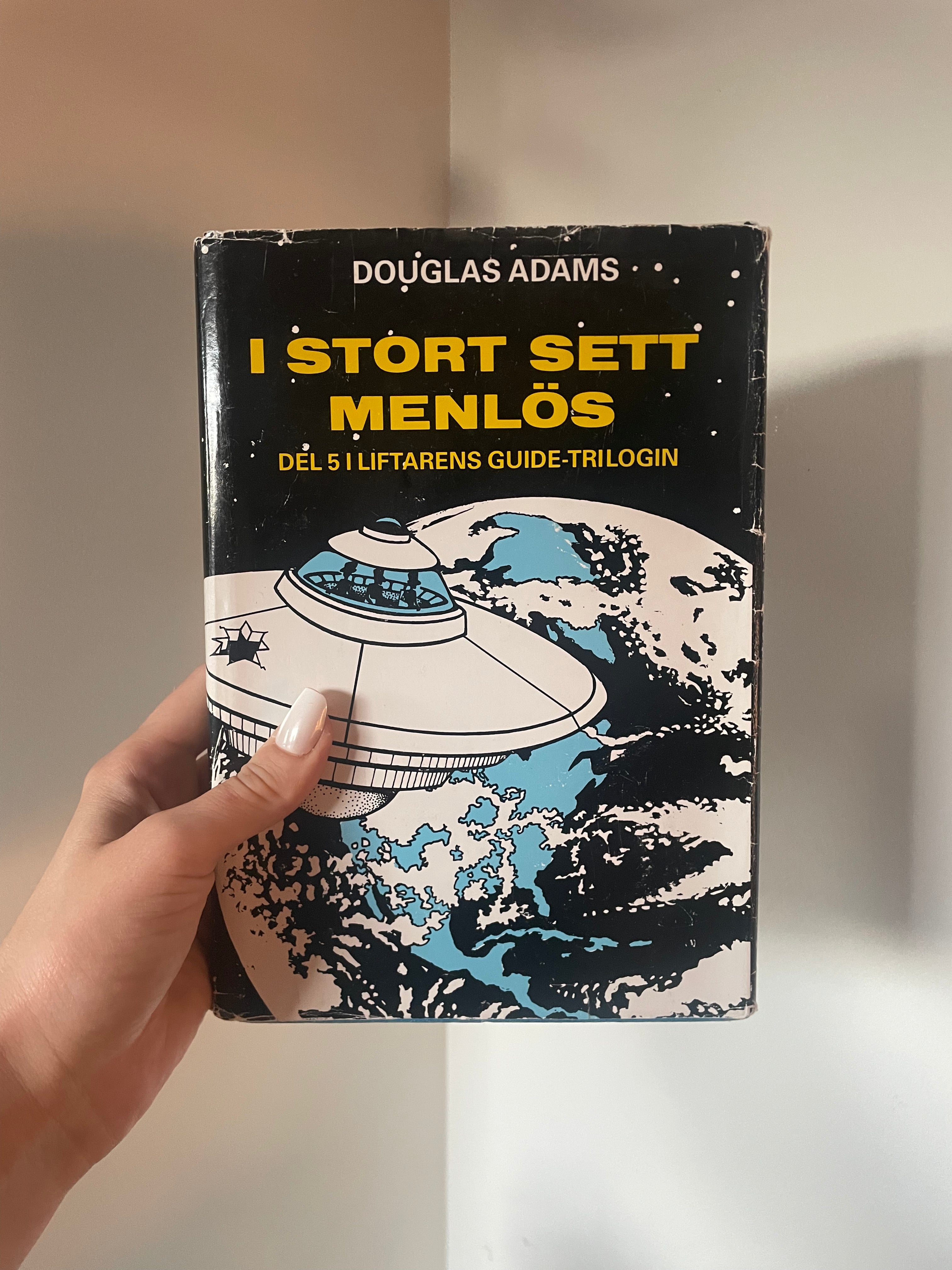 I stort sett menlös - framsida